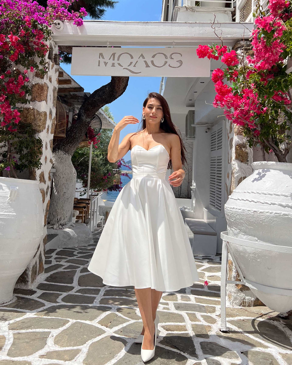 Robe blanche courte fabuleuse avec corset et décolleté