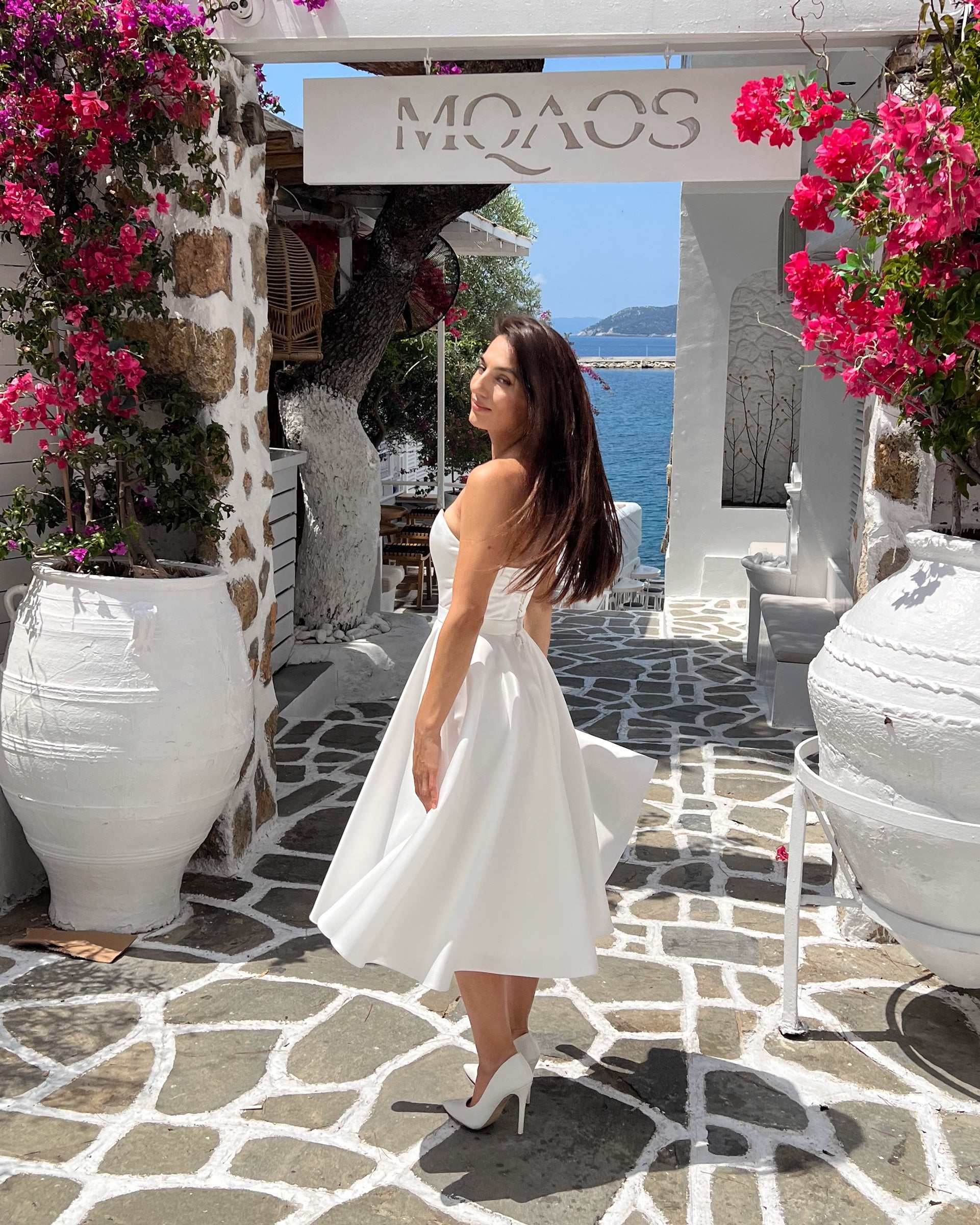 Robe blanche courte fabuleuse avec corset et décolleté