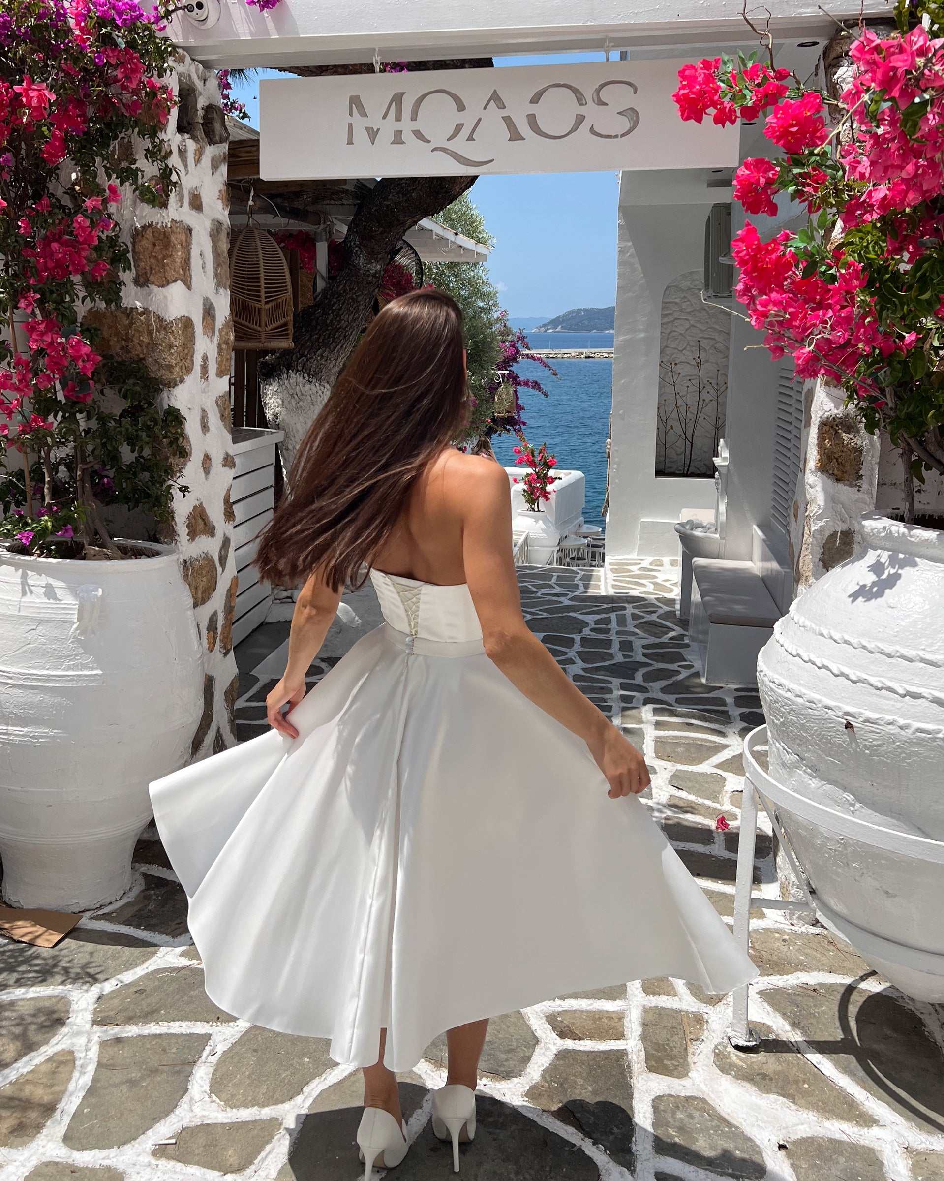 Robe blanche courte fabuleuse avec corset et décolleté