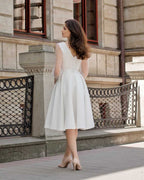 Rochie cununie civila albă pentru cununie, midi, A-line, din satin cu mâneci din plasă și perle.