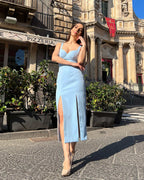 Rochie eleganta albastra cu decolteu și slit dublu, perfectă pentru evenimente speciale.