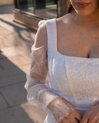 Rochie alba înscriere civilă din satin regal, cu mâneci lungi și sclipici.