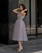 Rochie de ocazie gri midi din satin și tull cu decolteu transparent și șiret la spate.