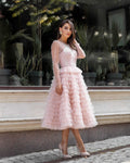 Rochie eleganta roz pudrat cu mâneci lungi perlate și corset, volane din tull, decolteu mic la spate.