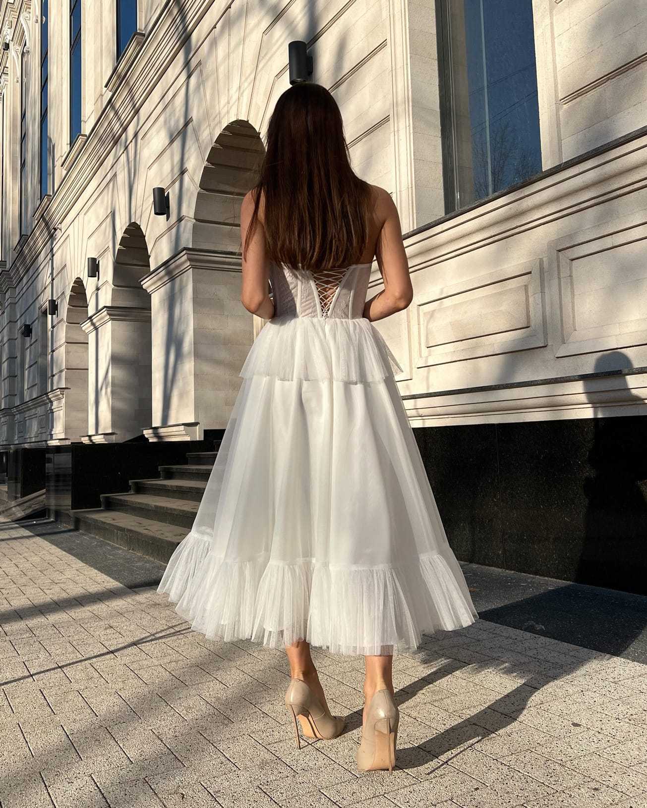 Rochie alba midi cu corset din dantelă și șiret reglabil.