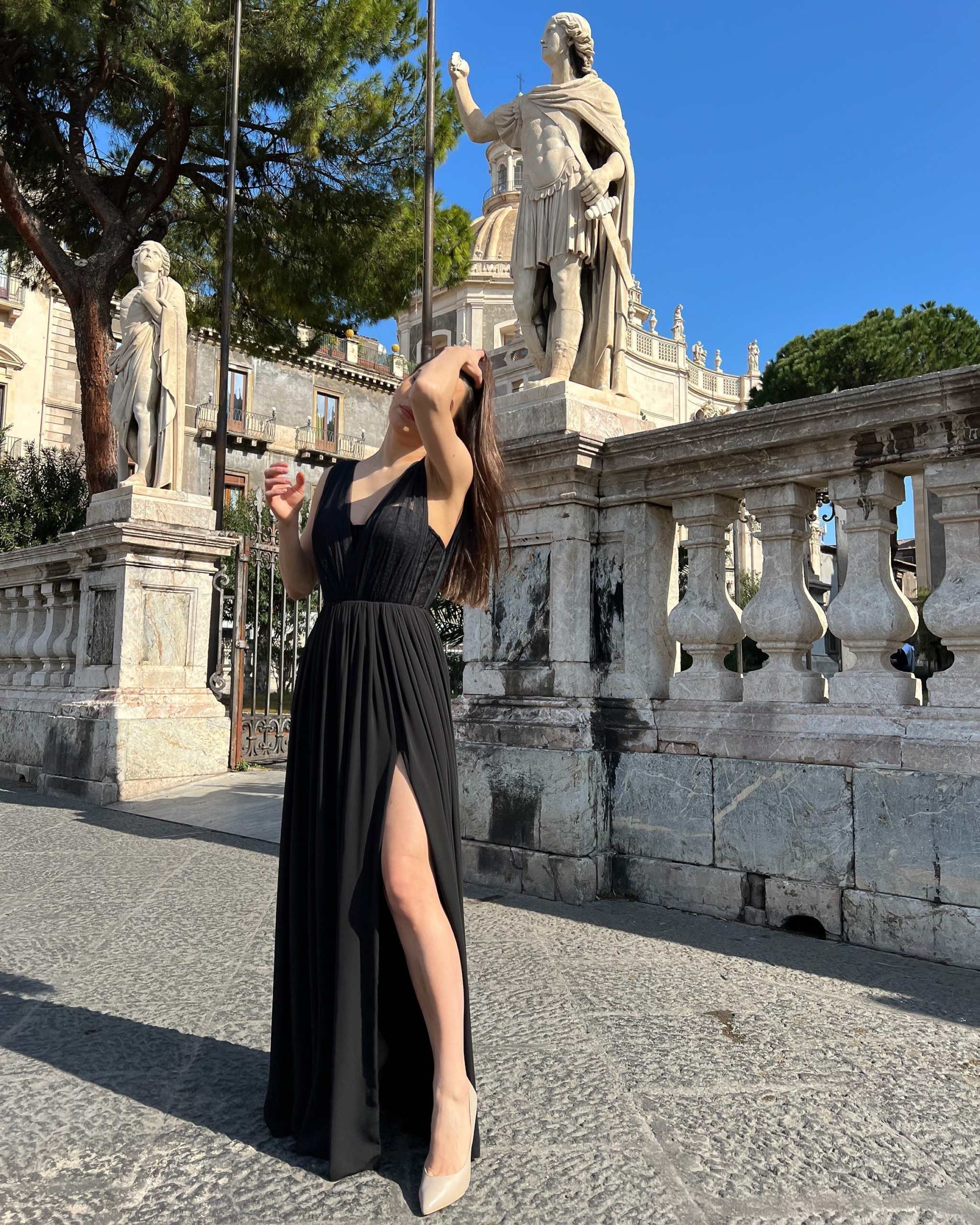 Rochie nunta neagră cu slit, corset din dantelă fină, și design sofisticat pentru evenimente speciale.