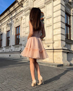 Rochie eleganta roz deschis scurtă cu corset și fustă evazată, ideală pentru ocazii speciale.