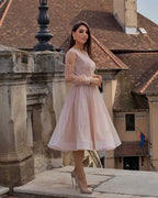 Rochie eleganta de ocazie stralucitoare cu maneci lungi, tull transparent, cordon, si detalii glamour.