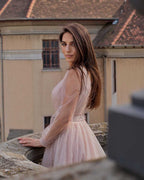 Rochie elegantă de ocazie strălucitoare cu mâneci lungi din tull, perfectă pentru evenimente speciale.