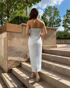 Rochie satin din satin regal, cu croială ajustată și tăietură sofisticată.