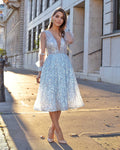 Rochie eleganta de seară cu decolteu transparent și fustă din paiete strălucitoare.