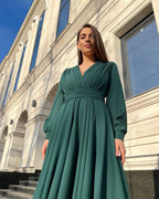 Rochie elegantă de seară lungă din voal verde, decolteu în V, pliuri sofisticate, mâneci lungi.