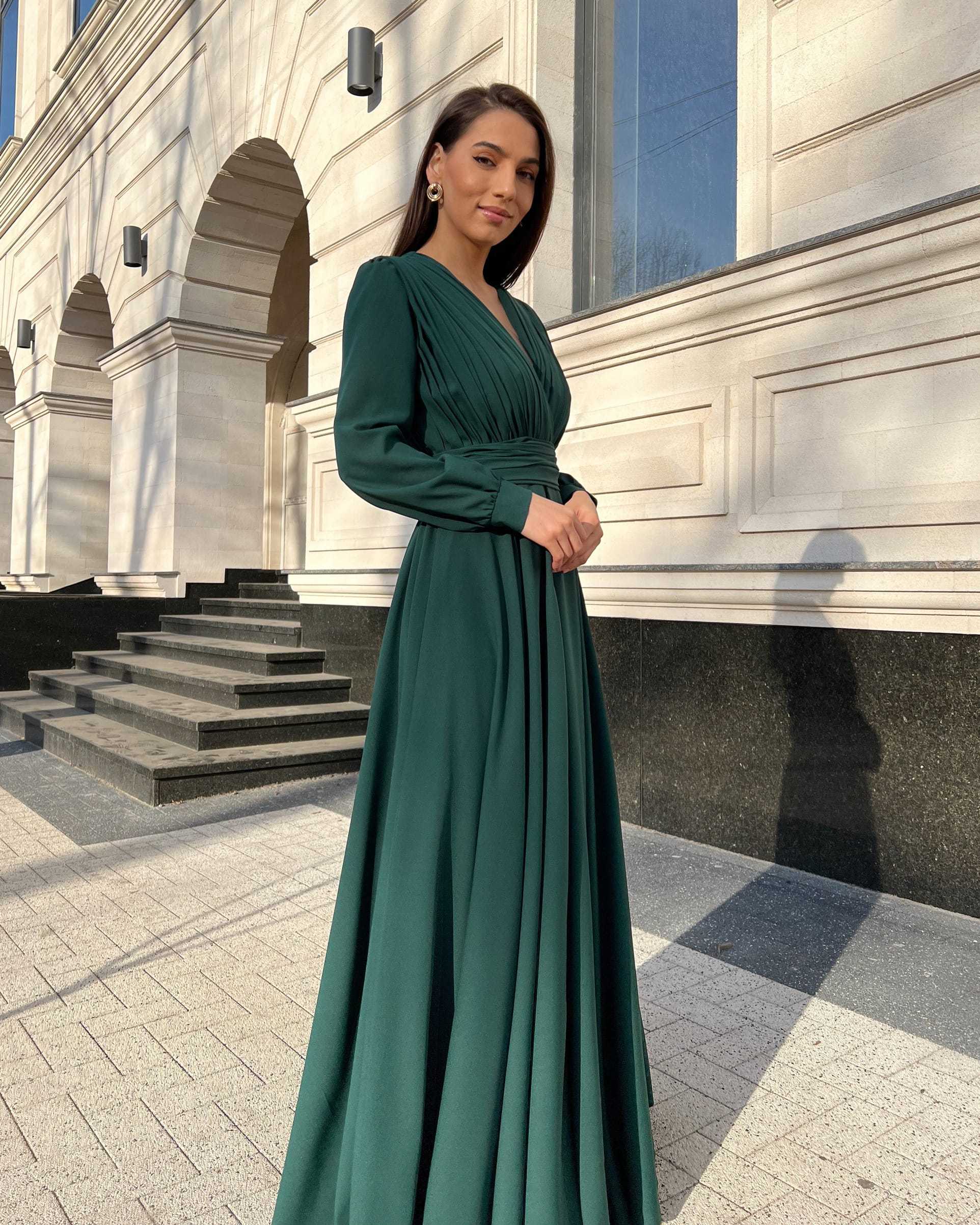 Rochie elegantă de seară lungă din voal verde, cu decolteu în V și mâneci cu nasturi, perfectă pentru evenimente formale.