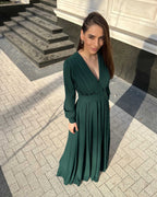 Rochie elegantă de seară lungă din voal verde cu decolteu în V și mâneci lungi.