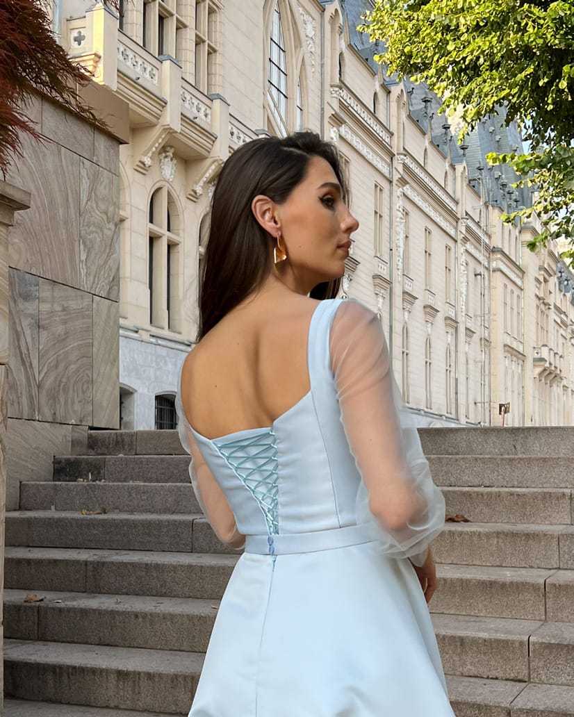Rochie de ocazie bleu maxi cu mâneci lungi și șnur reglabil la spate din satin și tull.