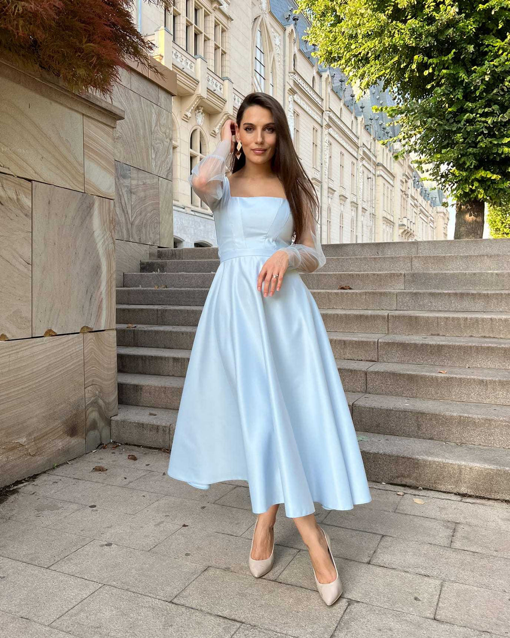 Rochie de ocazie bleu maxi cu mâneci lungi și șnur la spate, fustă evazată din satin regal.