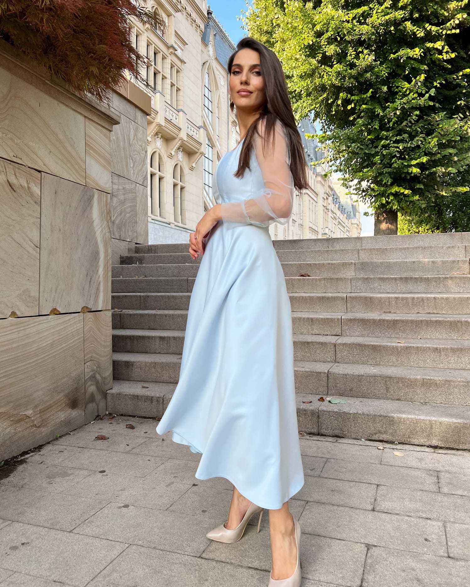 Rochie de ocazie de seară maxi bleu cu mâneci lungi și șiret la spate, fabricată din satin regal și tull, ideală pentru ocazii speciale.