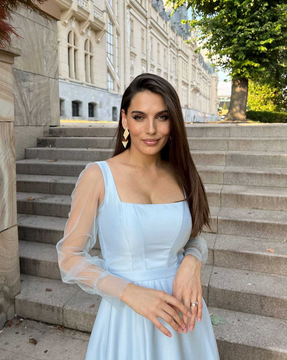 Rochie de ocazie  maxi bleu cu mâneci din tull și șiret reglabil la spate.