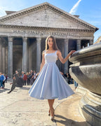 Rochie eleganta midi bleu cu șliț și decolteu, din satin regal, stil A-line, fără mâneci, cu cordon detașabil.