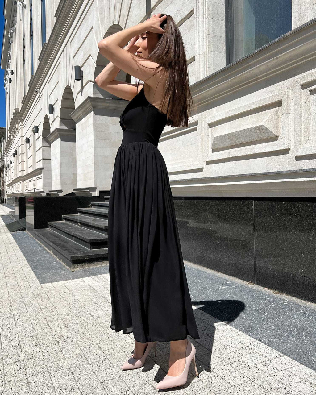 Rochie neagra cu slit și bretele, lungime 110 cm, vedere laterală.