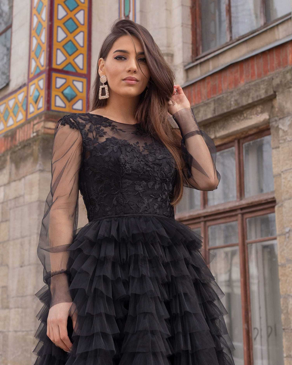Rochie neagră de ocazie din dantelă cu mâneci lungi și volane din tull.
