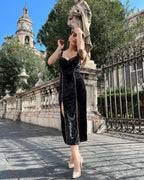Rochie neagra din catifea cu bande decorative din pietre, decolteu și slit dublu.