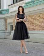 Rochie de ocazie midi elegantă cu perle, A-line, mâneci lungi din plasă, potrivită pentru evenimente speciale.