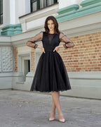 Rochie de ocazie neagră midi elegantă cu perle și mâneci din plasă, potrivită pentru evenimente formale.