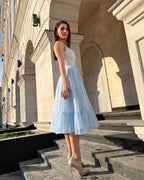 Rochie eleganta petrecere albastră midi evazată elegantă din satin regal fără mâneci.